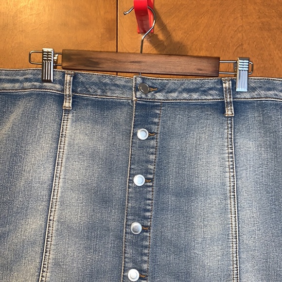 NWOT Women’s denim skirt - size 16 - Picture 2 of 4
